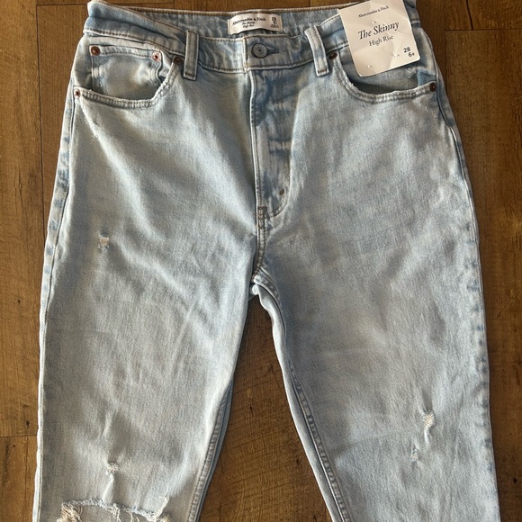 Abercrombie & Fitch High Rise Skinny Jeans 28/6R NWT Light Wash Distressed - Picture 2 of 10